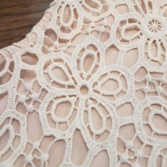 Monteau blush crop top with crochet front overlay - Picture 5 of 5
